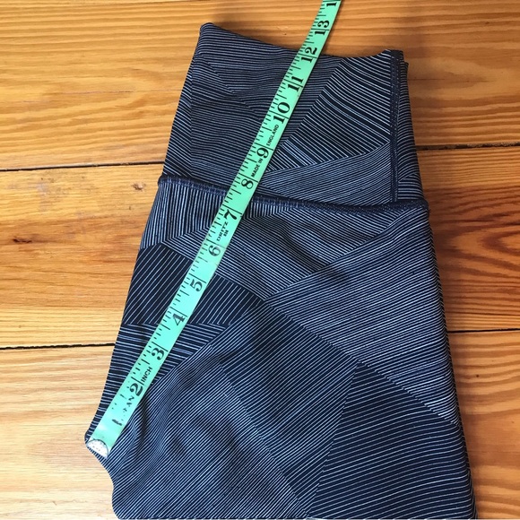 Lululemon Athletica Grey Navy Geometric Capris Leggings, EUC, 6 - Picture 13 of 14